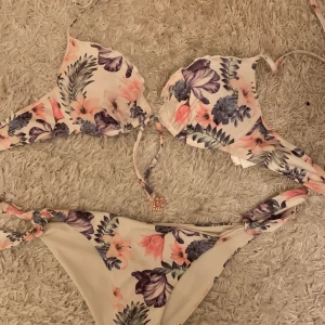 Bikini - Fin blommig bikini från h&m,är för liten för mig .Man får toppen och båtten tsm.💕