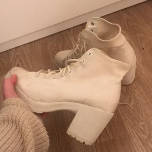 Skor - Beige-vita klackar med snörning. I och med den ljusa färgen finns det lättare missfärgningar i tyget, men inget extremt eller som man ser vid användning av dem. Skon i sig är i gott skick och bekväma att gå i💕