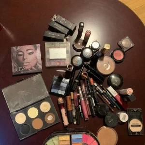 Smink - Jag säljer min smink eftersom jag inte längre använder den och från olika märken. För mer information, skicka ett meddelande så svarar jag