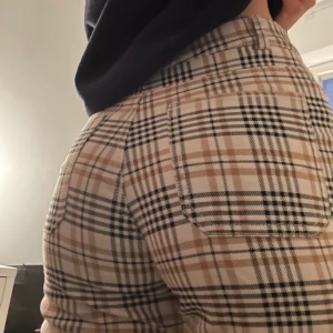 Rutiga byxor - Säljer dessa rutiga raka byxor då de är för korta för mig som är 170💋skulle passa typ 165 och nedåt. Bara att skriva om du har någon fråga!