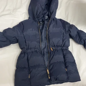 Zara jacka till barn - Zara jacka till barn mellan 4-5 år. Inte används så mycke men de sista bilden. 200kr+frakt🥰