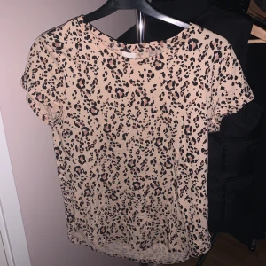 T-shirt  - En söt t-shirt i leopard från HM. Säljs för 40 kr + frakt! 
