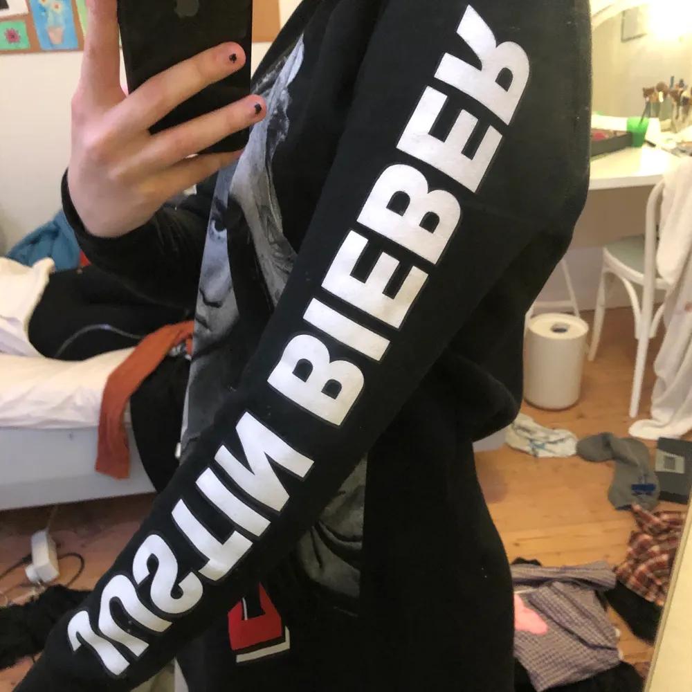 En tröja med Justin Bieber på. En bild på han på framsidan och sen står det ”Justin Bieber” på båda armarna. Den är ganska lång och är lite fluffig på insidan . Tröjor & Koftor.