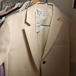 Beige Cropped blazer  - Cropped beige blazer från zara. Endast testad. Strl xs nypris 559kr. 