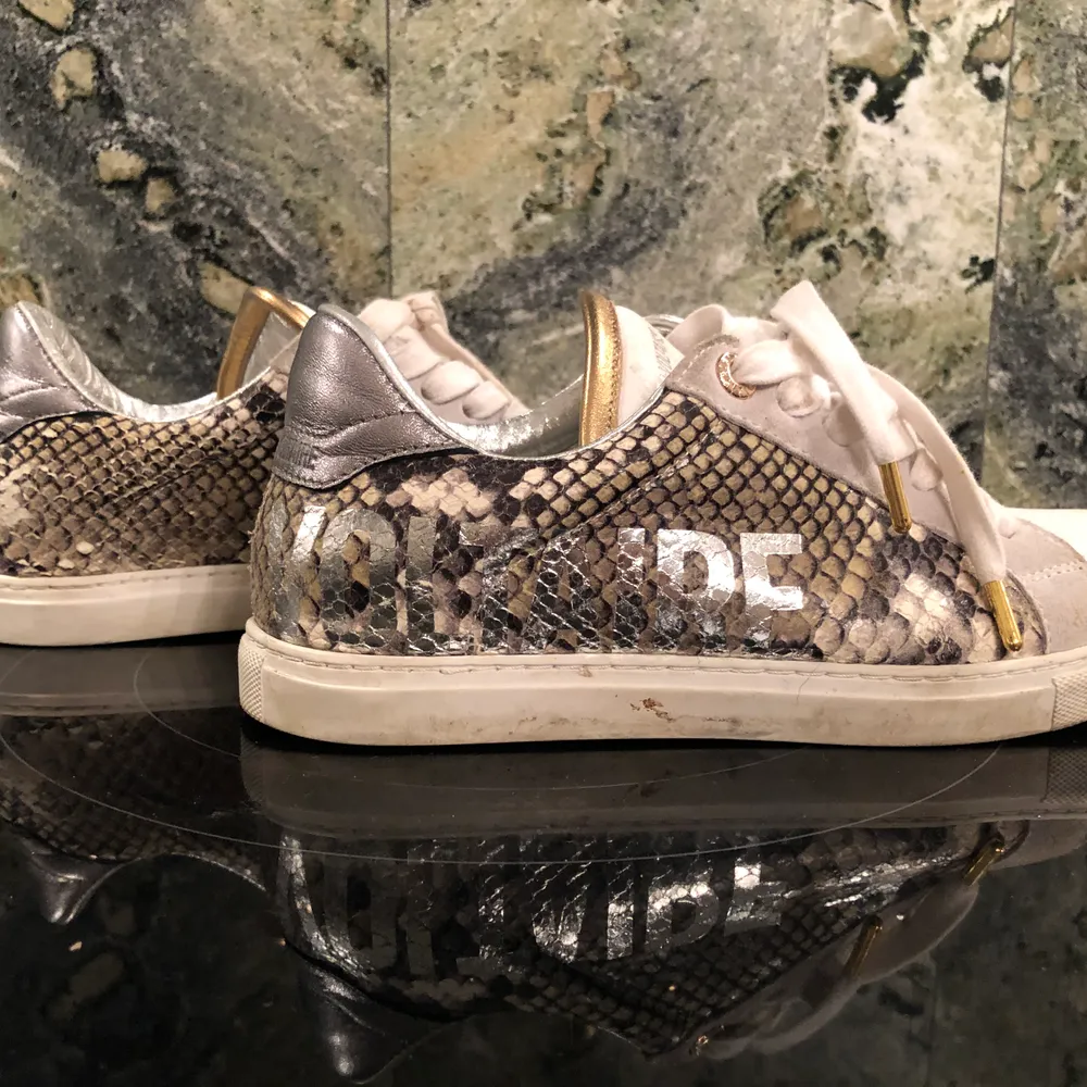 Säljer dessa otroligt fina sneakers från Zadig er Voltaire! Förutom lite smuts på skosnörena som går bort i tvätten så är de i perfekt skick! Nypris: 2000 kr, säljer för 1000 kr + frakt på ca 150 kr. pris kan diskuteras!. Skor.