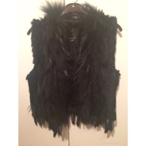  - Svart päls (pälsen är äkta, minns ej vilken) storlek 36, kortare än vissa andra pälsar.
Den är hel och alla päls fransar sitter kvar.
Köp pris vad 1200kr ca.

OBS! Ska plagget fraktas betalar köparen den kostnaden