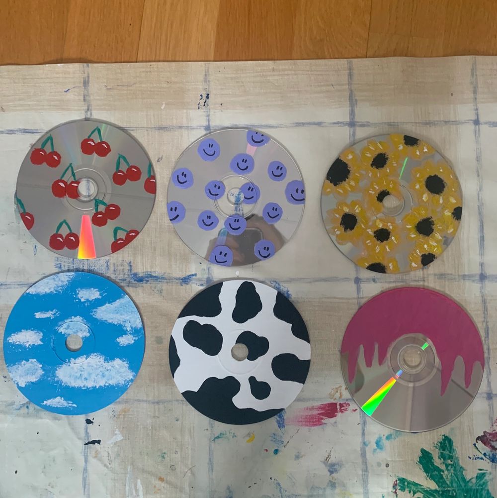 Intressekoll🥰 jag målar CD skivor och tänke se om någon är intresserad av att köpa. Du kan själv välja vad jag kan måla på CD skivorna (om det inte är för svårt såklart hahahah). Bilderna vissar exempel som jag har gjort🥰 40 kr/styck. Frakt på 11 kr❤️. Övrigt.