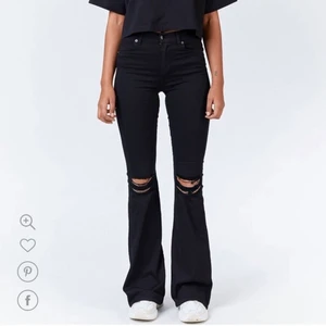 Dr denim bootcut jeans - Dr denim bootcut flare med hål i. Byxorna är i fint skick, storlek s men passar m också då dom är väldigt stretchiga. Långa i modellen, dom passar mig som är 175. 