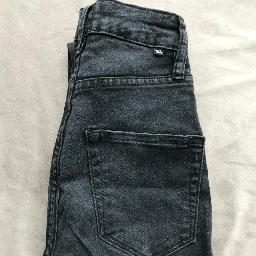 Svarta jeans i modellen Snake (high waist) strl xxs. Lånad bild från Lager157 för att se hur de sitter. Använt skick. Färgen är mest lik verkligheten på andra bilden. . Jeans & Byxor.