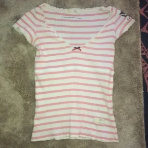 fin oddmolly tröja - Fin oddmolly tröja i färgen vit med rosa ränder, väldigt söt och kan stylas vädligt coolt, lite osäker på storleken men den passar mig som är xs-M så tror den passar nästintill alla, (kom privat för bilder på) Kom med egna bud, priset kan diskuteras! 