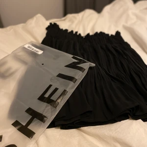 Kjol - Säljer en nu kjol från shein, fick hem den idag men den va lite liten så säljer den! Endast testad en gång!