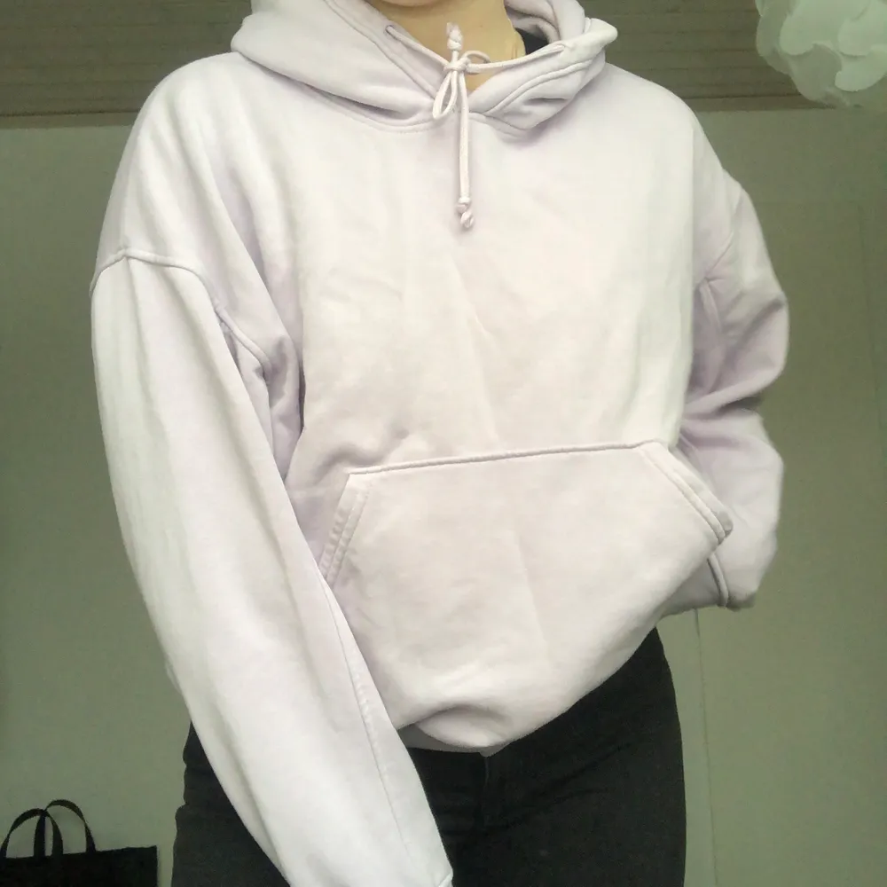 Populär och snygg lila hoodie från weekday. Är i helt okej skick men säljer då den inte längre kommer till användning. Frakt är inkluderat i pris. Hoodies.