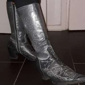 Cowboy boots i äkta skinn - Hela fräscha cowboy boots 