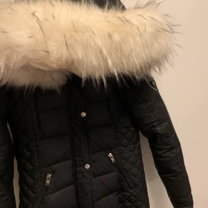 Rockandblue jacka  - Storlek 36 Jackan är i modellen ”beam mid” och köpt hos Bubbleroom vintern 2018. Två fuskpälsar följer med, en vit och en brun (bruna ej använd).   Sparsamt använd och inga defekter finns! Rökfri.