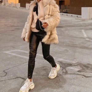 Faux fur coat - Säljer min helt nya, oanvända faux fur coat från missguided. Lappen sitter kvar. Säljer pågrund av att den är för stor för mig, den är i storlek 32 men passar även 34. Extremt fin och kan bäras på både våren, hösten och vintern då den är väldigt varm. Jackan säljs då det inte går att returnera, Nypris är 595kr men säljer den för 400 exklusive frakt😊 Tveka inte att skriva vid funderingar!