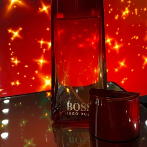 HUGO BOSS PARFYM - Säljer en Hugo boss parfym med en naturlig lukt, 100 ml, fick parfymen som present och har aldrig riktigt använt den så tänker att den skulle passa bättre hemma hos någon annan :), finns på gröna linjen, tar emot Swish & kontanter :)