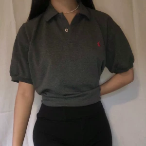 Mörkgrå pikétröja - Köpt på second hand så vet ej om den är äkta :( bra skick! Snygg oversized och cropped. Jag är 160 och brukar ha xxs/xs