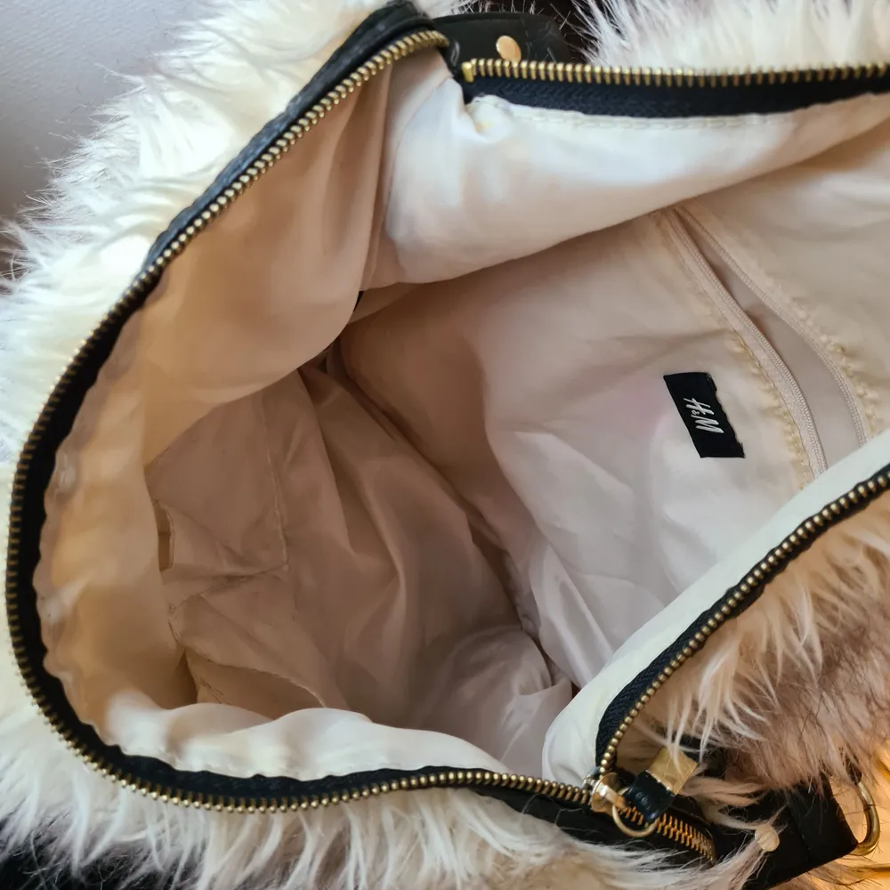 Mysig väska i fuskpäls från H&M.                                         Köparen står för frakten, betalning via swish 😊. Väskor.
