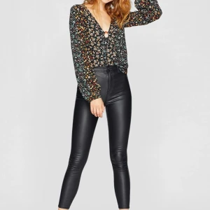 Skinnbyxor  - Säljer mina super fina skinnbyxor från Stradivarius, säljer dem då jag inte får någon användning av dem🥰🥰🥰 köparen står för frakten.✌🏼