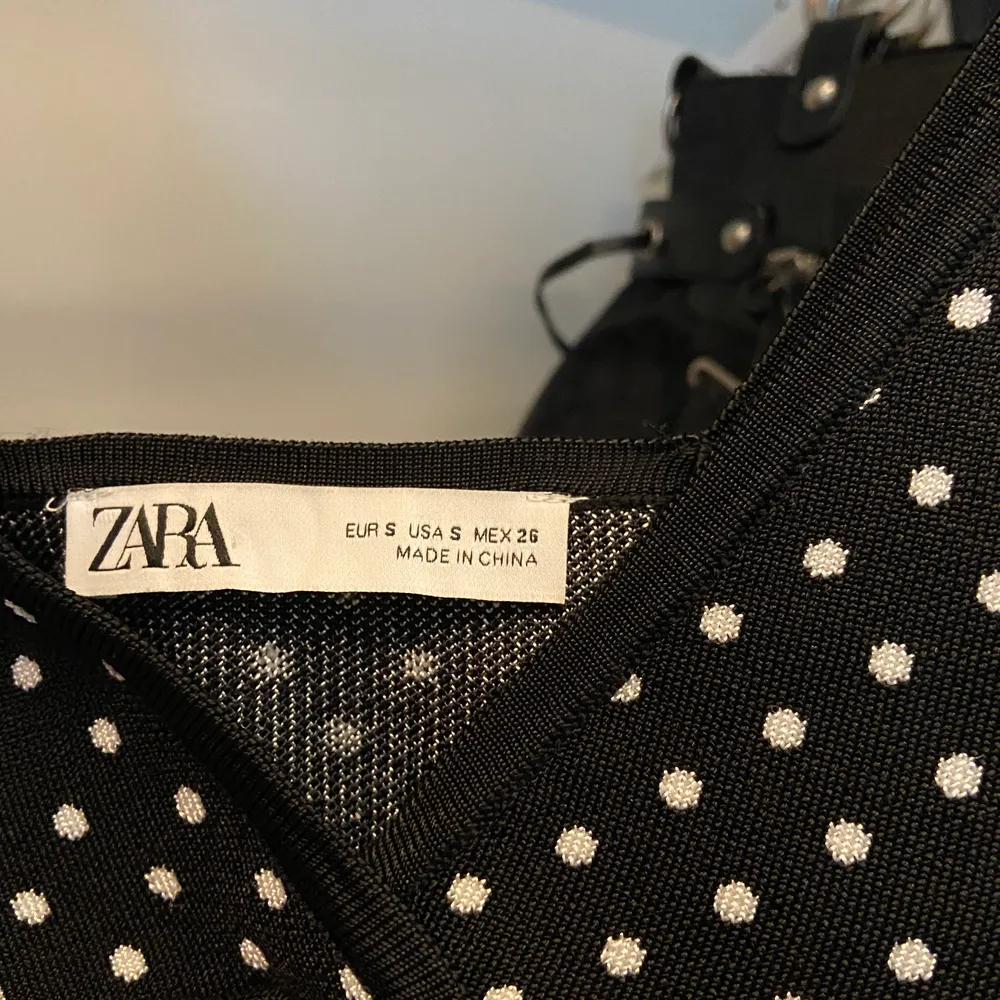 Säljer denna söta topp från Zara då den är för liten för mig. Den är i väldigt bra skick då jag använt den ca 2 gånger💕  . Toppar.