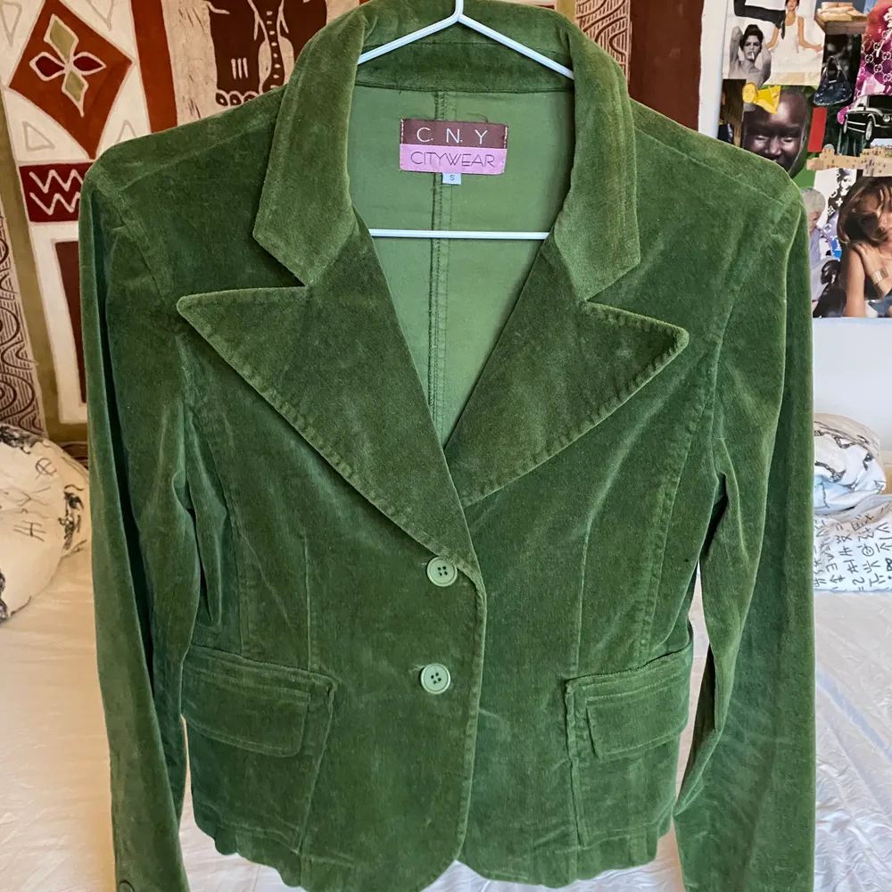 Skitsnygg grön kavaj!!! Jag brukar kalla materialet för krossat sammet men är inte helt säker på att det är så det heter. Färgen är svår att få på bild, den är mer vibrant grön i verkligheten. Fina detaljer! Köpt här på plick!. Kostymer.