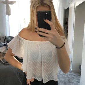 Vit topp - Söt vit topp från bershka i storlek xs men passar en person med s också. I bra skick, inte använd så mycket. Säljaren står för frakt. Står ej för postnords slarv🤎