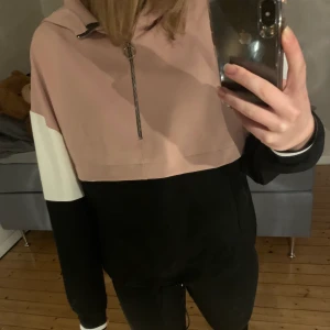 Tröja  - Säljer en tröja med luva, ficka på lagen och en liten dragkedja från Zara. St XS passar även S. Säljer för 100kr + frakt. 