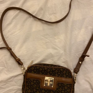 DKNY axelväska - jätte fin axelremsväska ifrån Donna Karan.