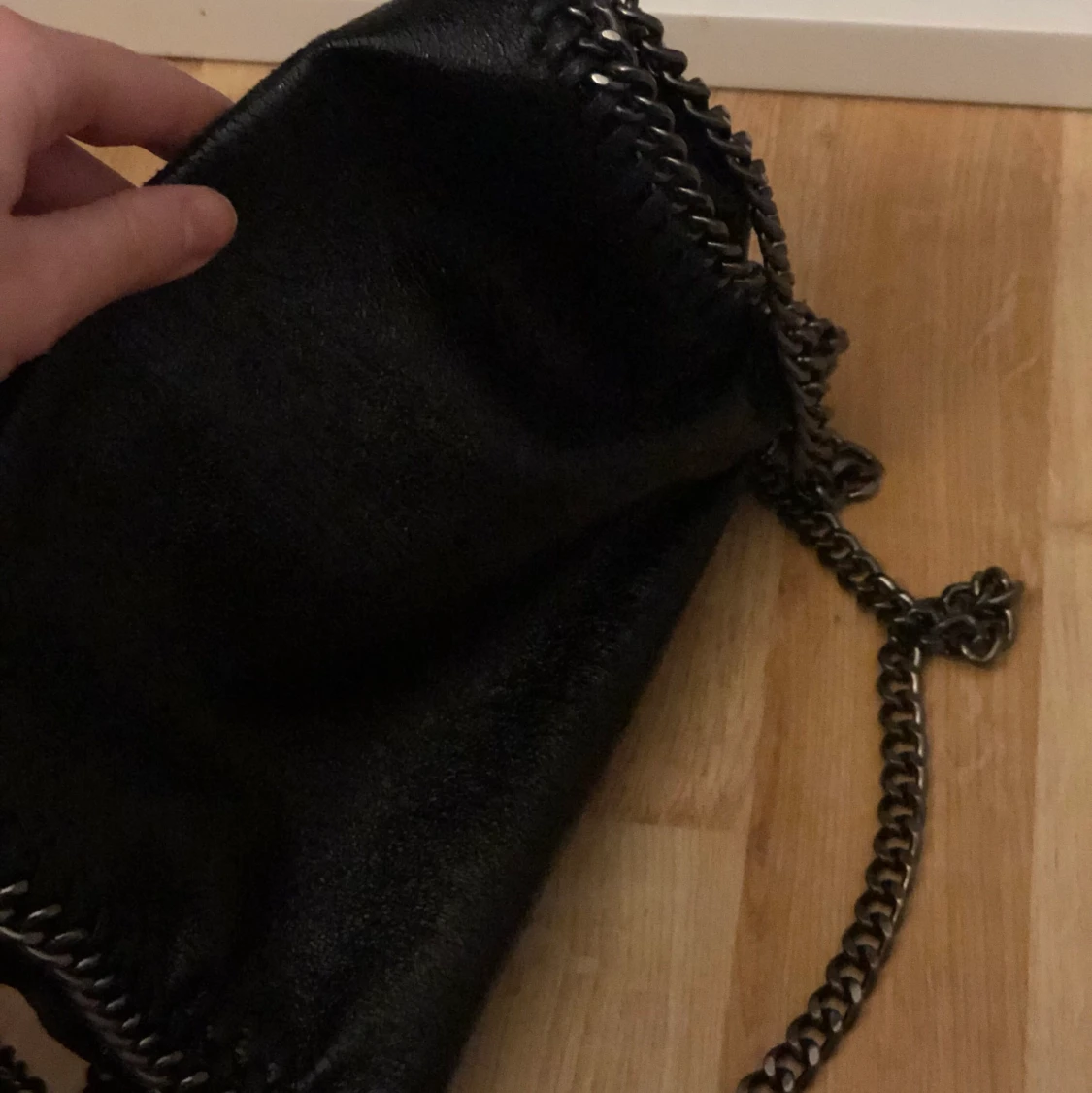 Svart glittrig väska med kedja - 90