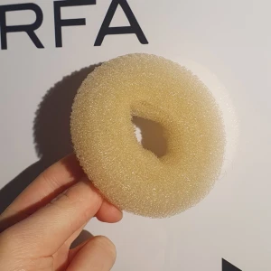 Hårdonut mini - Säljer denna hårdonut som passar perfekt till blont kort hår! Har inte använt den mycket och har inget slitage. Bud från minst 10 kr.