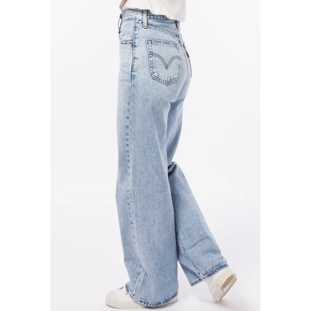 Säljer dessa snygga Levi’s jeans som är i väldigt bra skick. Modellen är wide leg. Nypris ca 1100. Buda privat 🥰🥰. Jeans & Byxor.
