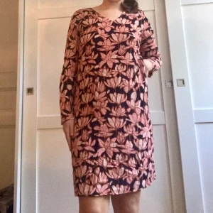 Blommönstrad klänning från Soaked  - Superfin halvlång klänning med jättefint mönster och blixtlås i ryggen. Bra skick. Skicka meddelande om du vill se fler bilder. ✨✨ Köpare står för frakt:)OBS! Mer som en storlek M än L 