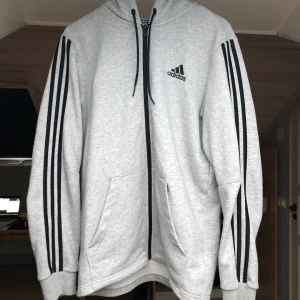 Adidas zipup - Skön grå adidas zipup. Köpte för 500kr för 1 år sedan och den har bara hängt i garderoben ända sen dess. Köparen står för frakt och pris kan diskuteras. Den är M och sitter bra🤩