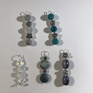 Berlocker till halsband eller örhängen  - Dessa berlocker jag har gjort kan jag göra till örhängen eller halsband eller båda om man vill:) Halsband: jag har svart guld och silver kedja det kostar lite mer då. Har även tråd i brunt, glansigt svart, svart det kostar inte lika mycket som kedja. Har lrhängen i svart, silver och guld. Örhängen 35kr halsband av kedja 40kr halsband av tråd 30kr 