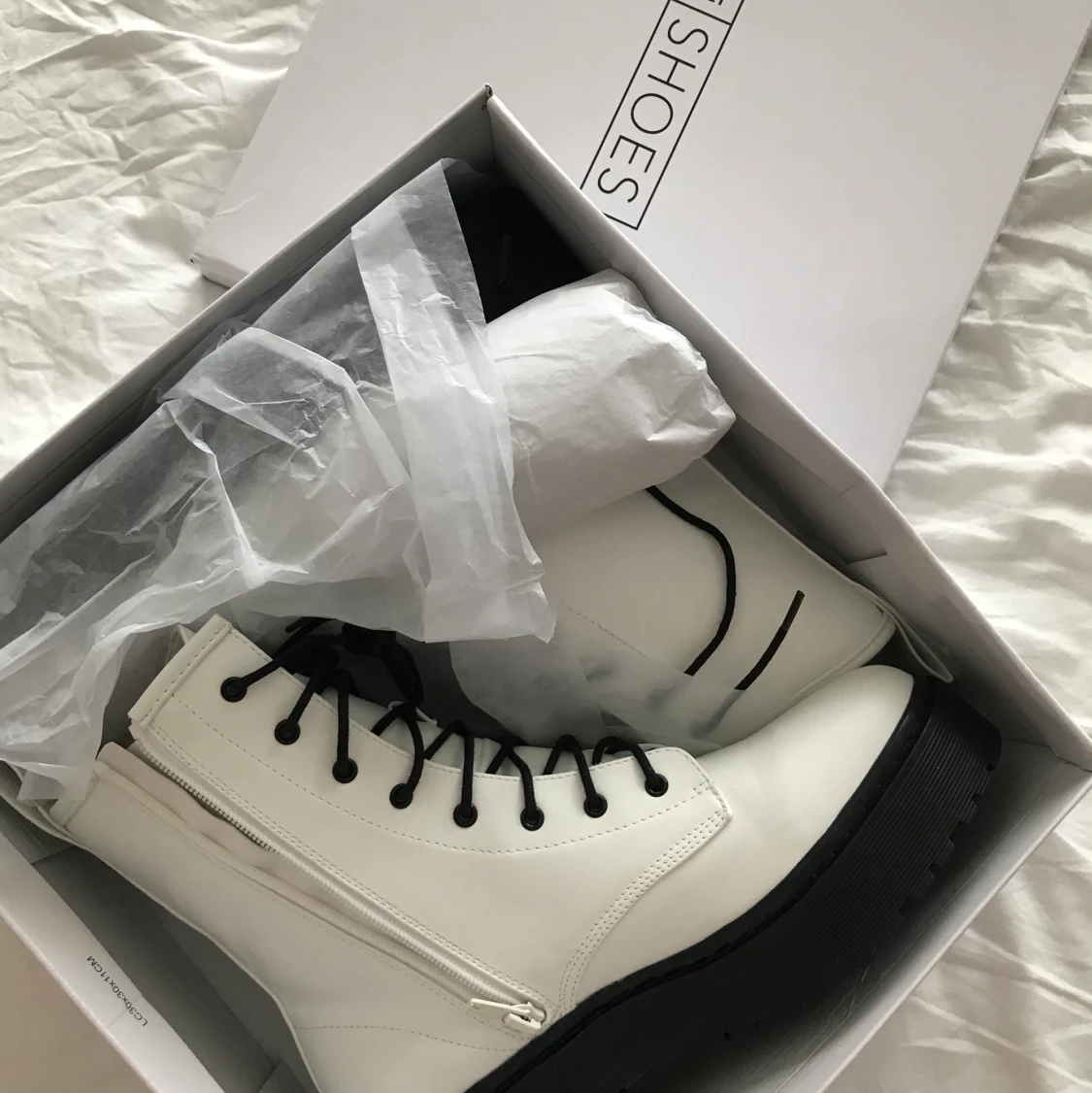 Helt nya och oanvända vita boots 