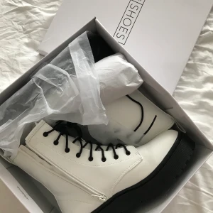Helt nya och oanvända vita boots  - Skitballa boots från Nelly som jag älskar med var tyvärr för små och hann inte lämna tillbaka de så här är ett par helt sprillans nya boots 