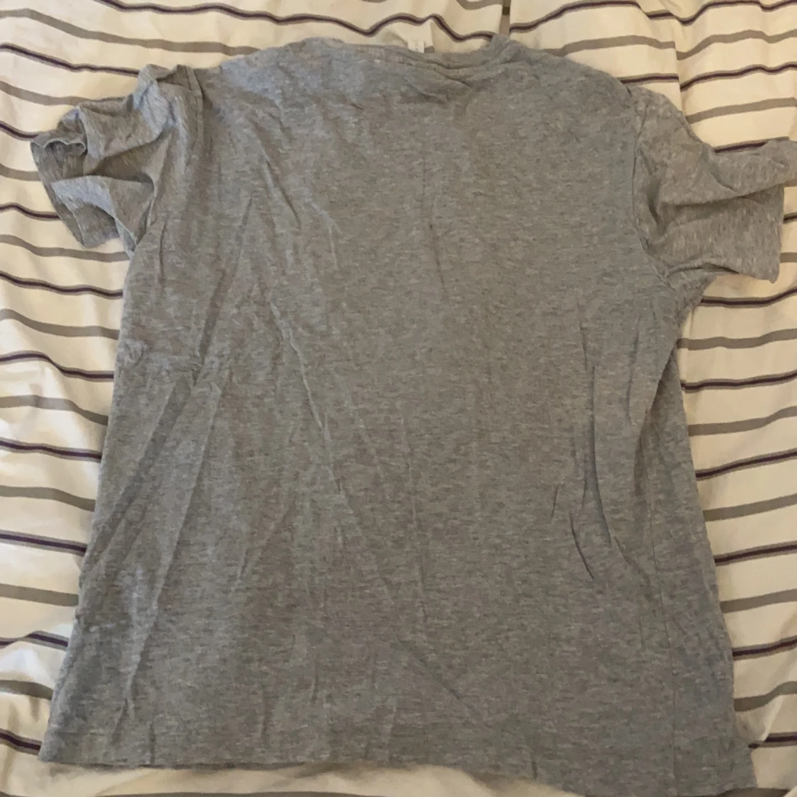 Grå t-shirt i storlek S-M - 90