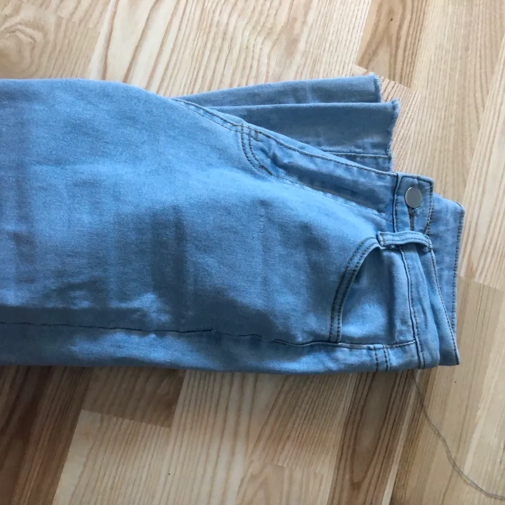 Superfina bootcut jeans! Midjan är 58cm och inner byxbenet är 80cm! Superfina och är super gulliga! Den passar XS och XXS, för referens är jag 167! 150kr inkluderad frakt!. Jeans & Byxor.