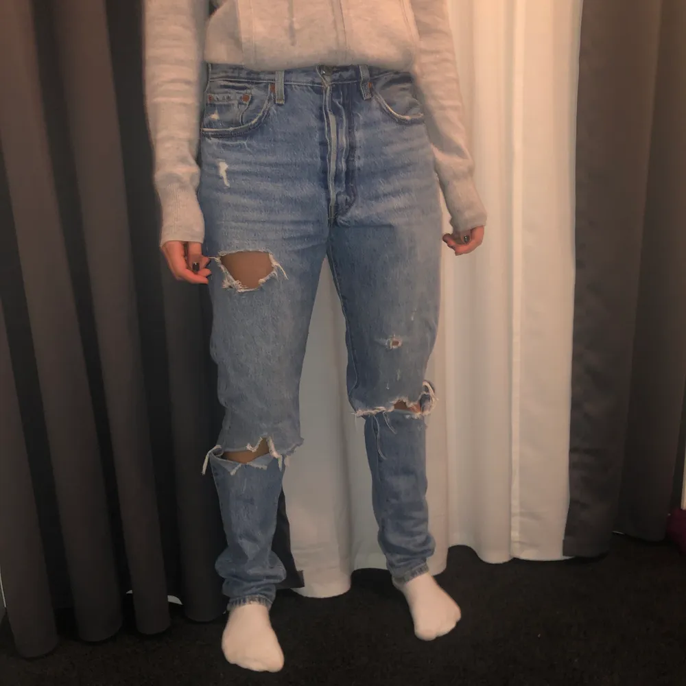 Fina, blåa, håliga jeans från Levis i modellen 501. Storlek W26 L32 (typ S). Sparsamt använda. Priset kan diskuteras. Frakt 63kr 💖. Jeans & Byxor.