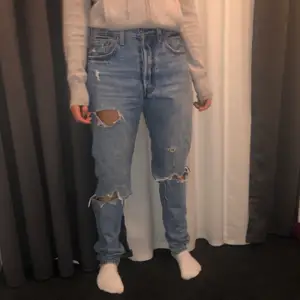 Fina, blåa, håliga jeans från Levis i modellen 501. Storlek W26 L32 (typ S). Sparsamt använda. Priset kan diskuteras. Frakt 63kr 💖