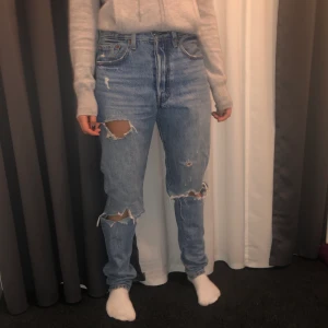 Levis 501  - Fina, blåa, håliga jeans från Levis i modellen 501. Storlek W26 L32 (typ S). Sparsamt använda. Priset kan diskuteras. Frakt 63kr 💖