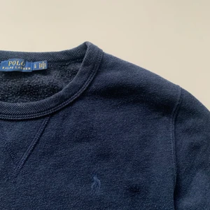 Ralph Lauren Sweatshirt  - Ralp Lauren Swetshirt i Marinblå. Tröjan är i jättebra skick och passar S-M. Köparen står för frakt:)