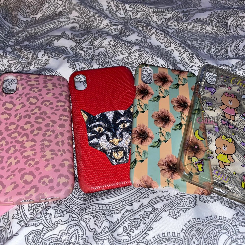 Jättefina skal i massa olika färger och texturer till iPhone X/XS, jag har fått en ny telefon och därav används inte dessa skal längre. OBS! Det röda skalet är värt ca 1200kr därav är priset lite dyrare💕 (man får alla skal för 260kr+frakt)☺️. Övrigt.