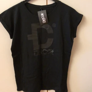 Dirtcult  - Helt ny T-shirt säljes pga felköp. Nypris 299:-  tycker att den är stor i storlek, känns mera som en s/m - köpare betalar frakt 