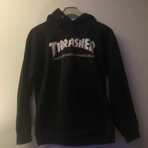 En snygg Thrasher hoodie i storlek S. Knappt hunnit använda pågrund av den varit för liten. Buda i kommentarerna. Köparen står för frakt. Hmu om du behöver mer info Bud: 270