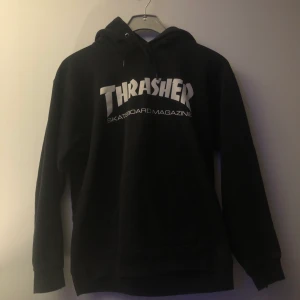 Svart Thrasher Hoodie - En snygg Thrasher hoodie i storlek S. Knappt hunnit använda pågrund av den varit för liten. Buda i kommentarerna. Köparen står för frakt. Hmu om du behöver mer info Bud: 270