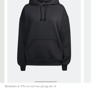 Bikbok hoodie - Det klassiska och populära hoodien från bikbok! Gott skick, men lite nopprig! Passar till allt och så skön!! Köparen står för frakten❤️
