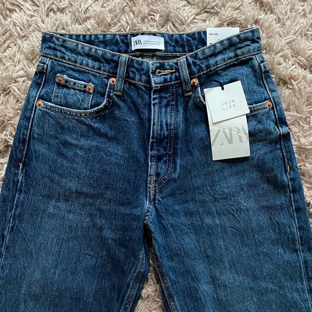 Midwaisted jeans från Zara, oanvända med lappen kvar! Slutsålda på hemsidan, säljer endast pga fel köp av storlek 💖. Jeans & Byxor.