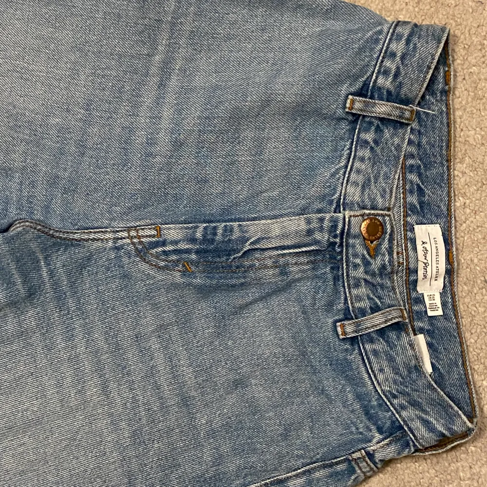 Ljusblå highwaisted jeans som sitter snyggt vid midjan. Köpta nya från &otherstories från början.. Jeans & Byxor.