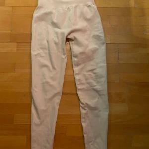 Tränings thigst - Snygga beigea tränings byxor, använt ett par gånger o är fortfarande gott som nya! Viktigt o ha vita eller beige underkläder under annars ser man igenom. Storlek S men passar även de som har M, väldigt bra stretch i dem & hög midja! 25kr + frakt 📦 